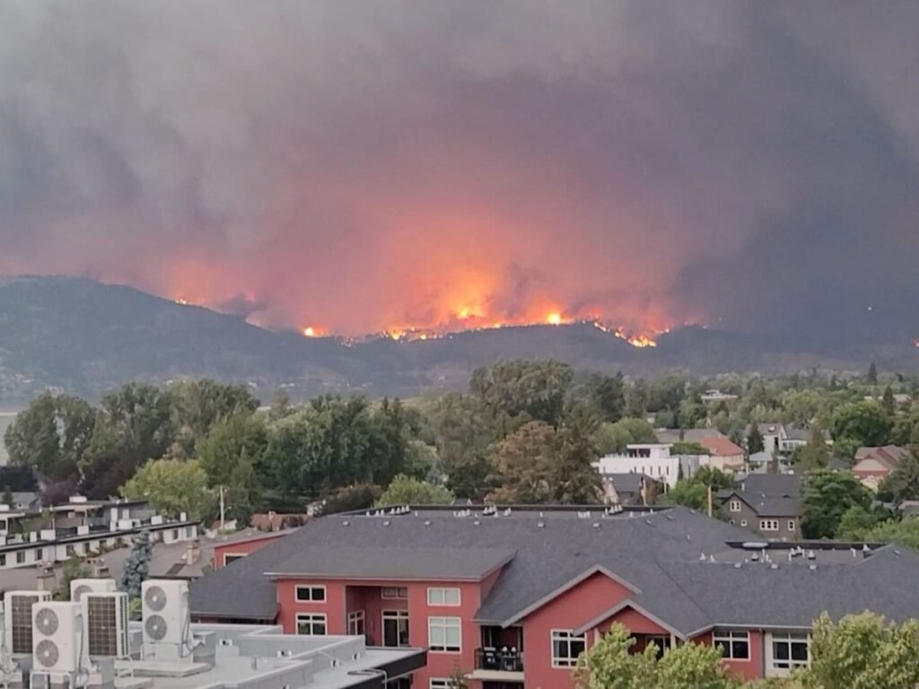 Voraz incendio forestal fuera de control genera pánico y evacuaciones de emergencia en el norte de Ontario, Canadá