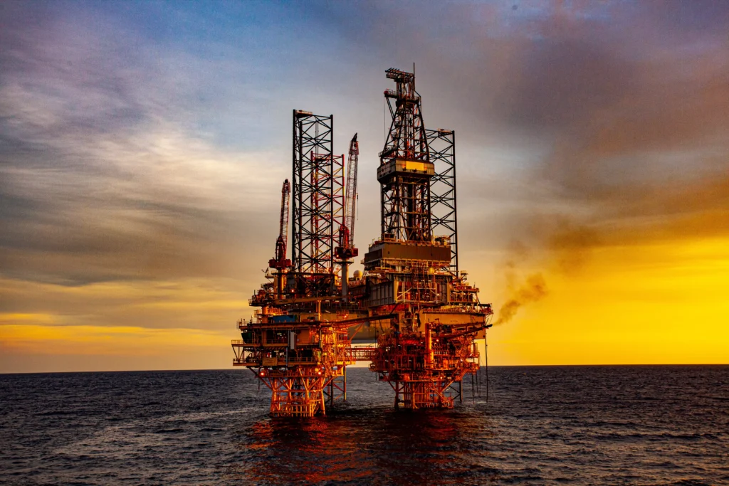 El petróleo Brent se dispara más de un 5% y supera los 80 dólares por barril ante escalada de tensiones en Oriente Medio