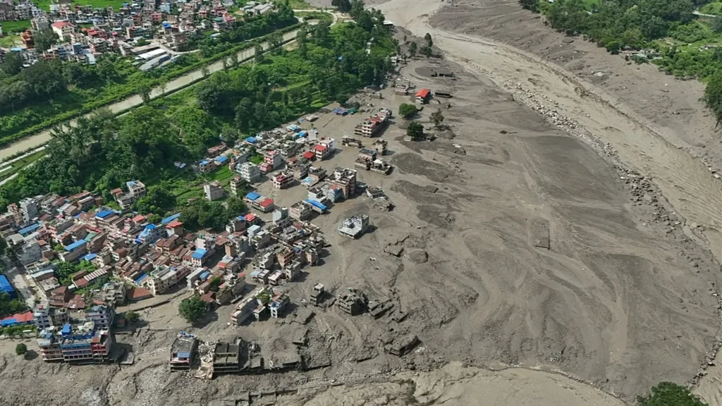 Deslaves e inundaciones repentinas en la frontera entre Nepal y China dejan más de 380 desaparecidos