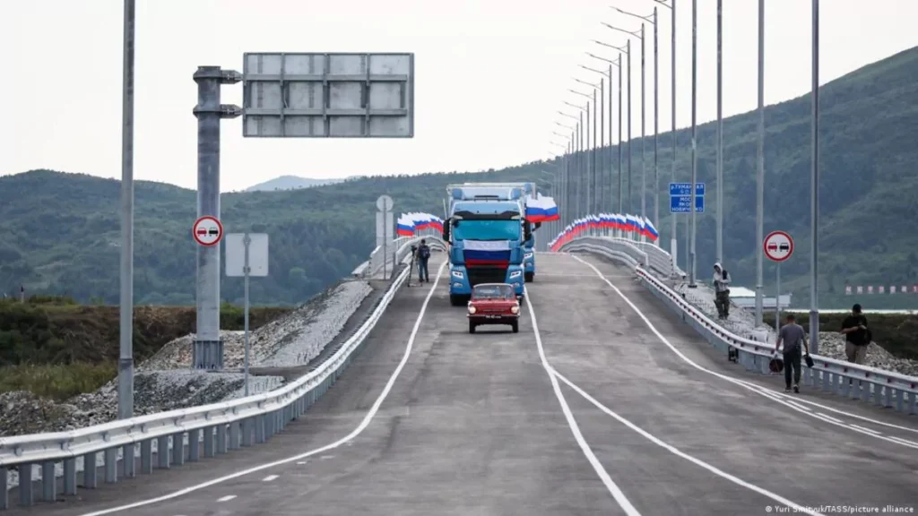 Corea del Norte y Rusia inauguran su primer puente carretero fronterizo sobre el río Tumen